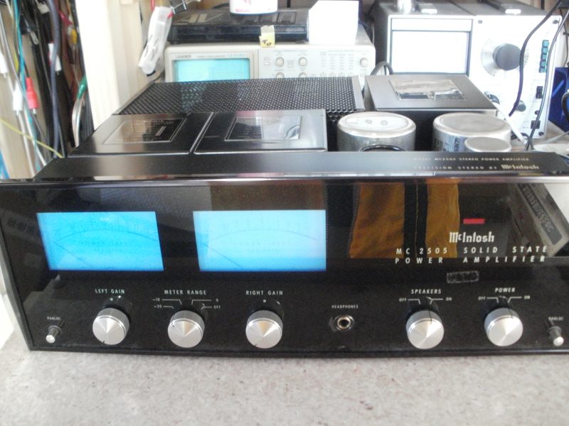 McIntosh MC2505 パワーアンプ フロントパネル